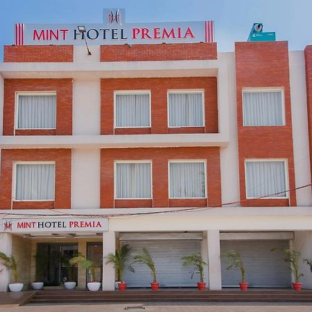 Mint Hotel Premia Chandigarh, Zirakpur Екстериор снимка